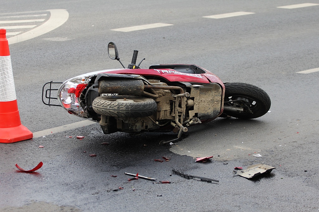 Motorowerzysta wjechał w busa

