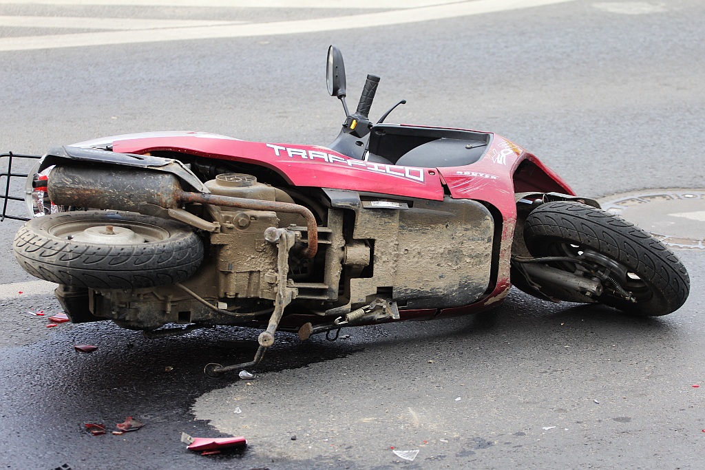 Motorowerzysta wjechał w busa
