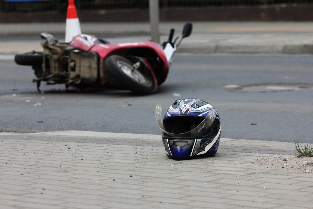 Motorowerzysta wjechał w busa
