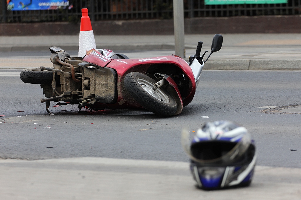 Motorowerzysta wjechał w busa
