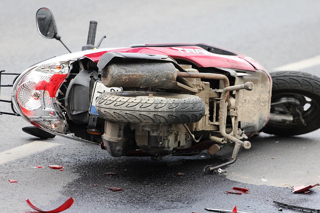 Motorowerzysta wjechał w busa
