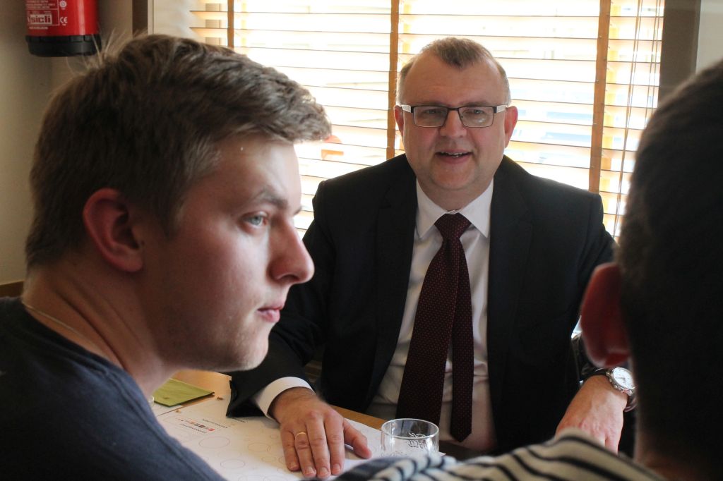 Zwiedzają Brukselę z posłem Ujazdowskim