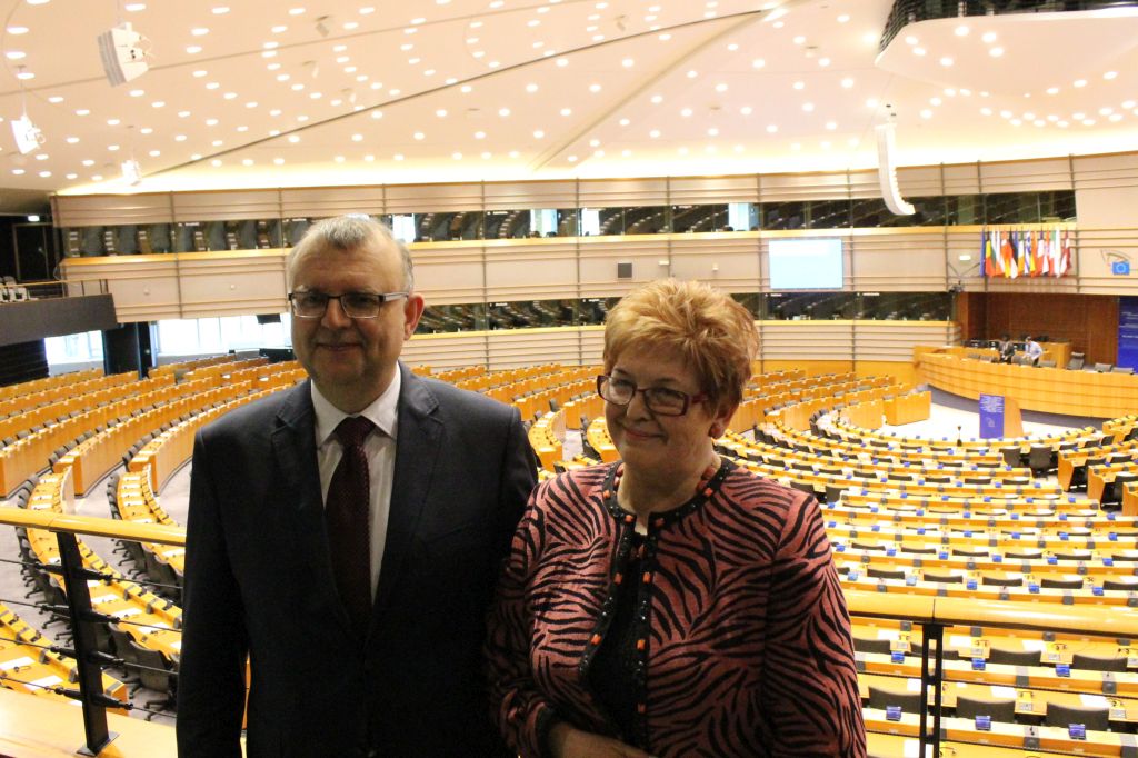 Zwiedzają Brukselę z posłem Ujazdowskim