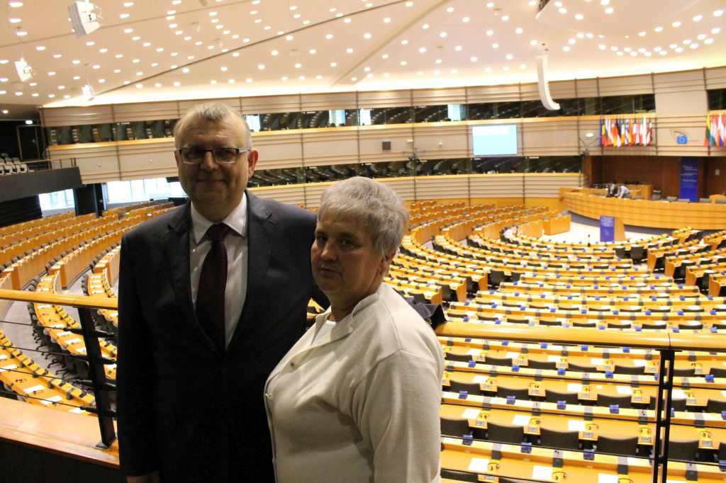 Zwiedzają Brukselę z posłem Ujazdowskim