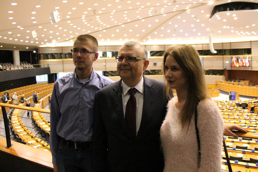 Zwiedzają Brukselę z posłem Ujazdowskim