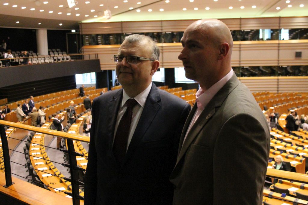 Zwiedzają Brukselę z posłem Ujazdowskim