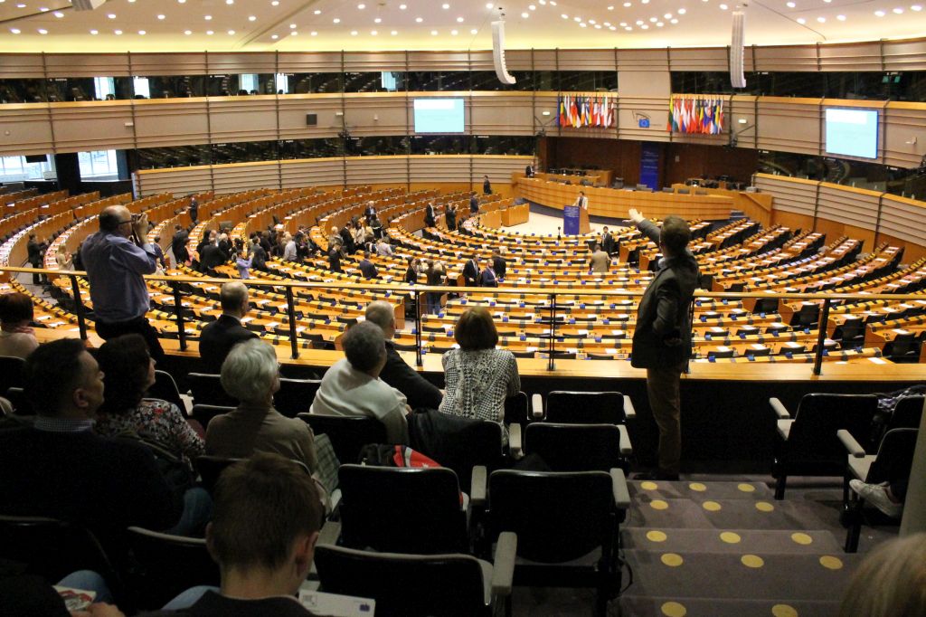 Zwiedzają Brukselę z posłem Ujazdowskim