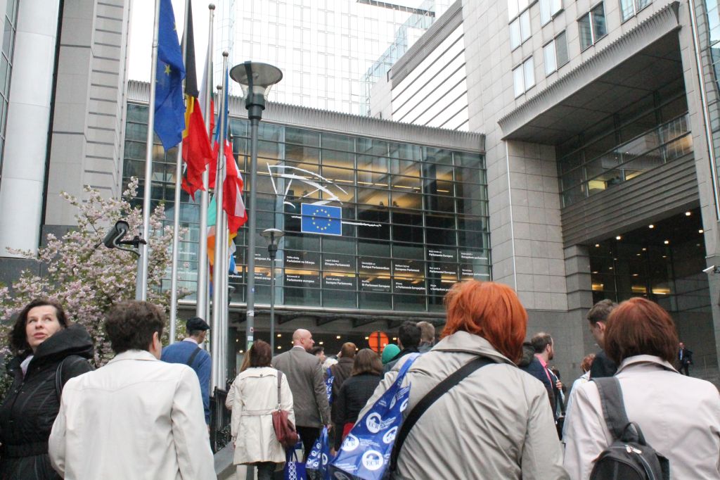 Zwiedzają Brukselę z posłem Ujazdowskim