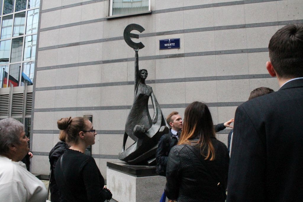 Zwiedzają Brukselę z posłem Ujazdowskim