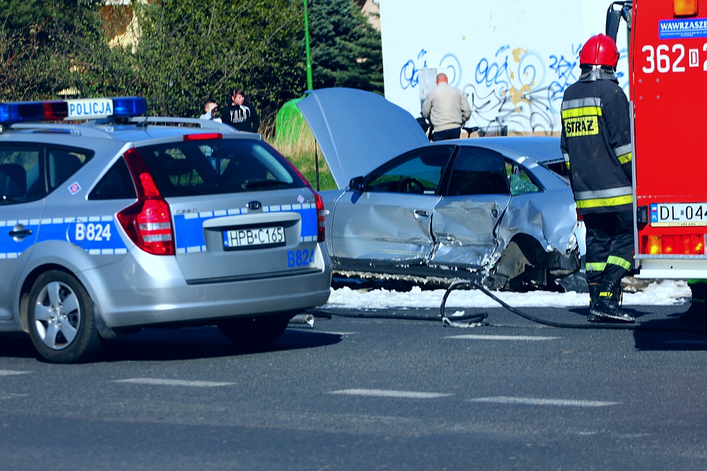 Wypadek na Sikorskiego. Trzy osoby w szpitalu