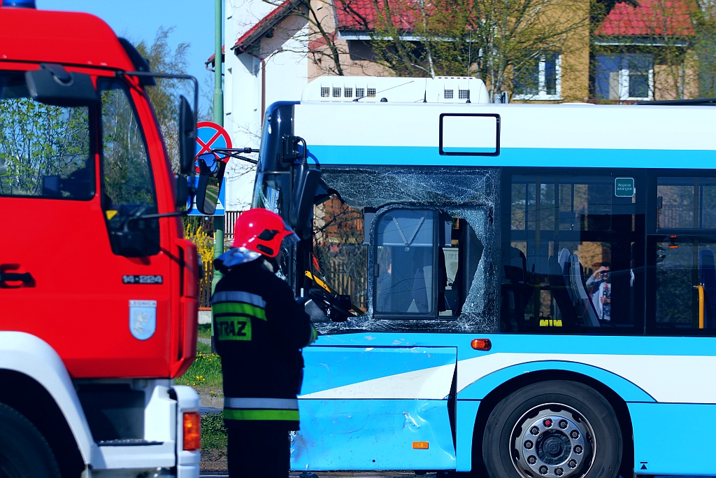 Wypadek na Sikorskiego. Trzy osoby w szpitalu