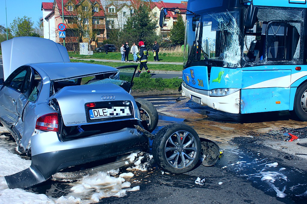 Wypadek na Sikorskiego. Trzy osoby w szpitalu