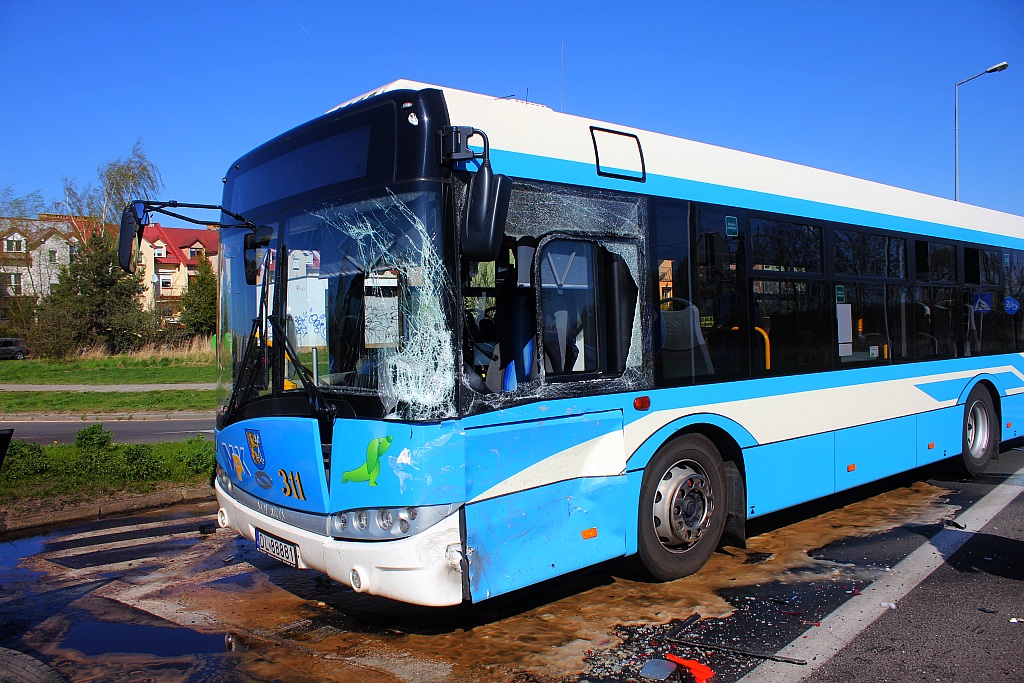 Wypadek na Sikorskiego. Trzy osoby w szpitalu