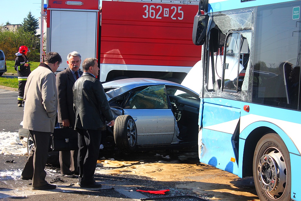 Wypadek na Sikorskiego. Trzy osoby w szpitalu