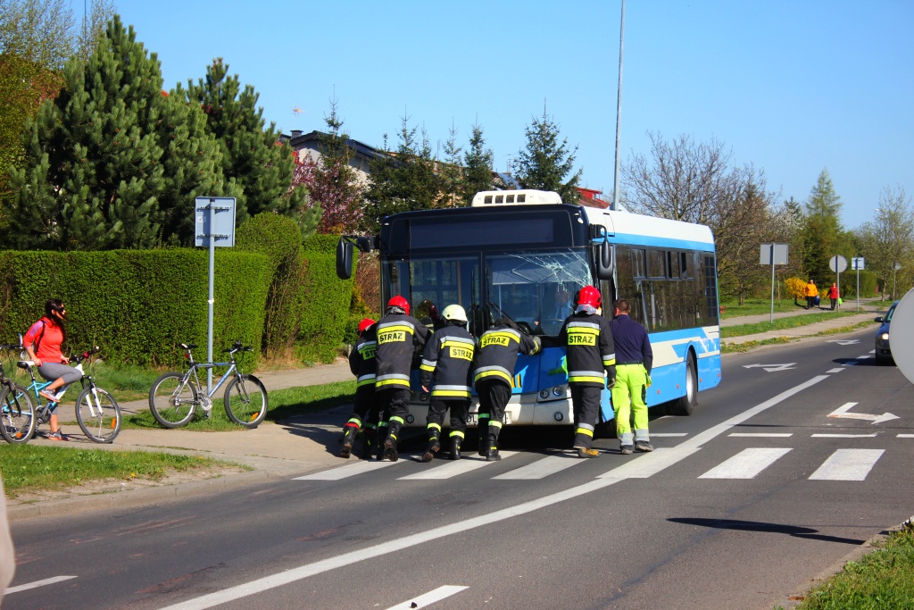 Wypadek na Sikorskiego. Trzy osoby w szpitalu