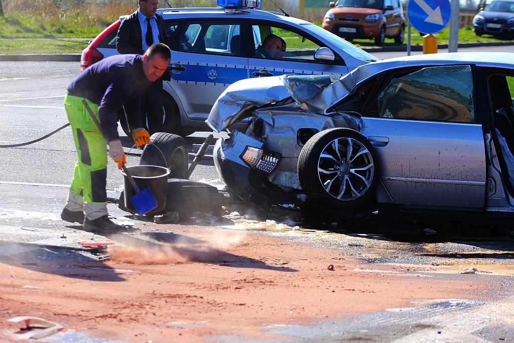 Wypadek na Sikorskiego. Trzy osoby w szpitalu