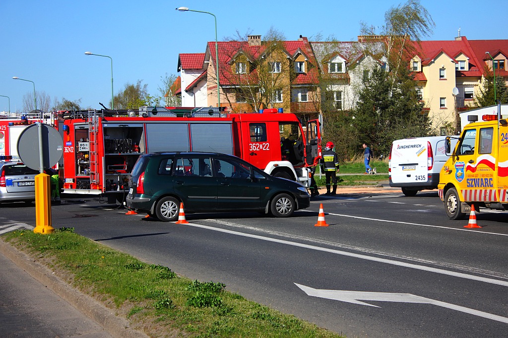 Wypadek na Sikorskiego. Trzy osoby w szpitalu