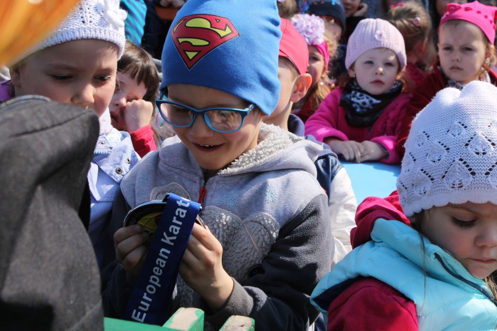 Dwaj zawodnicy na zakończenie sportowego tygodnia