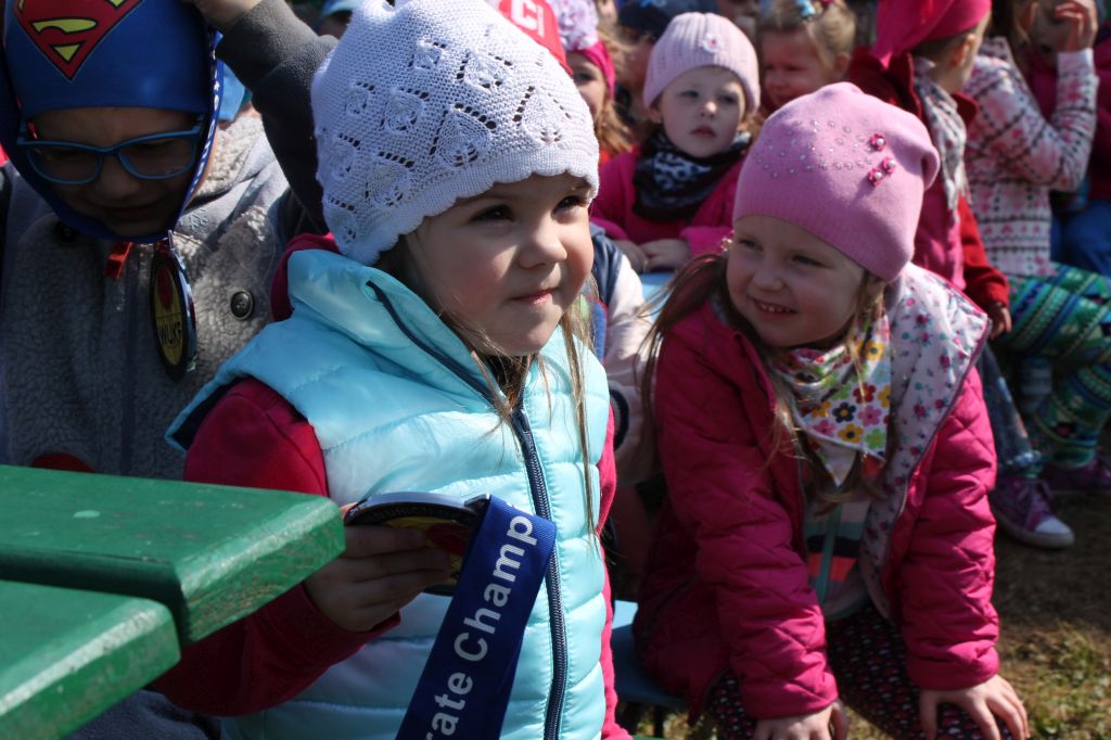 Dwaj zawodnicy na zakończenie sportowego tygodnia
