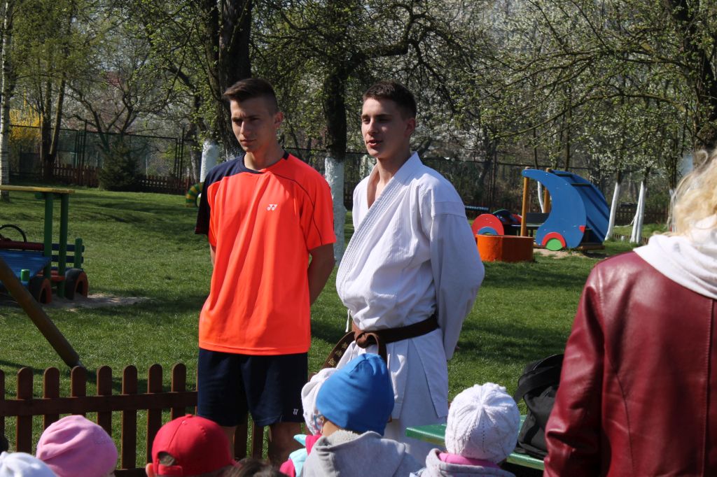 Dwaj zawodnicy na zakończenie sportowego tygodnia