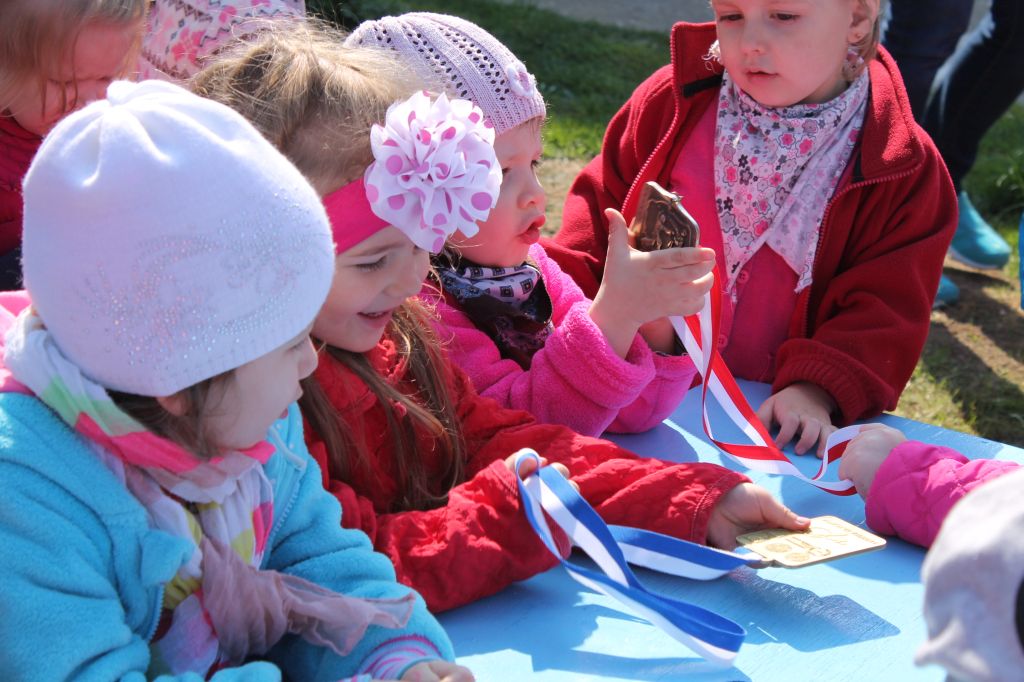 Dwaj zawodnicy na zakończenie sportowego tygodnia