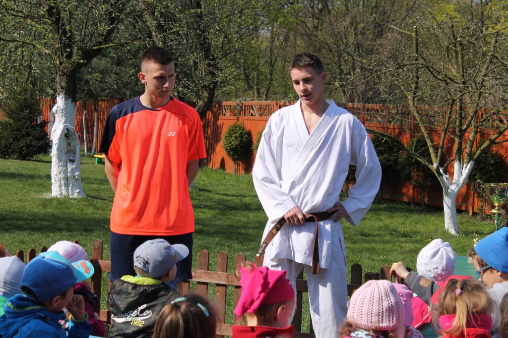 Dwaj zawodnicy na zakończenie sportowego tygodnia