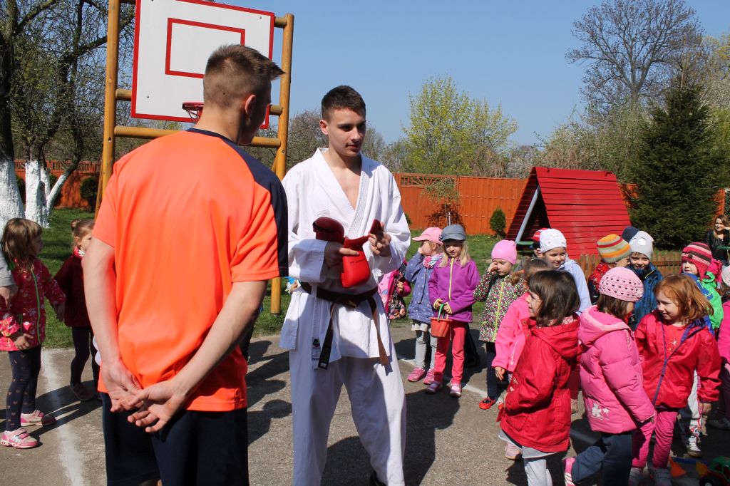 Dwaj zawodnicy na zakończenie sportowego tygodnia