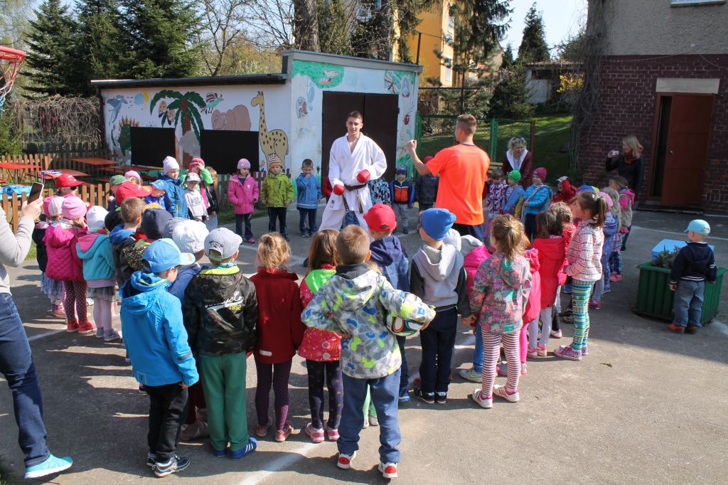 Dwaj zawodnicy na zakończenie sportowego tygodnia