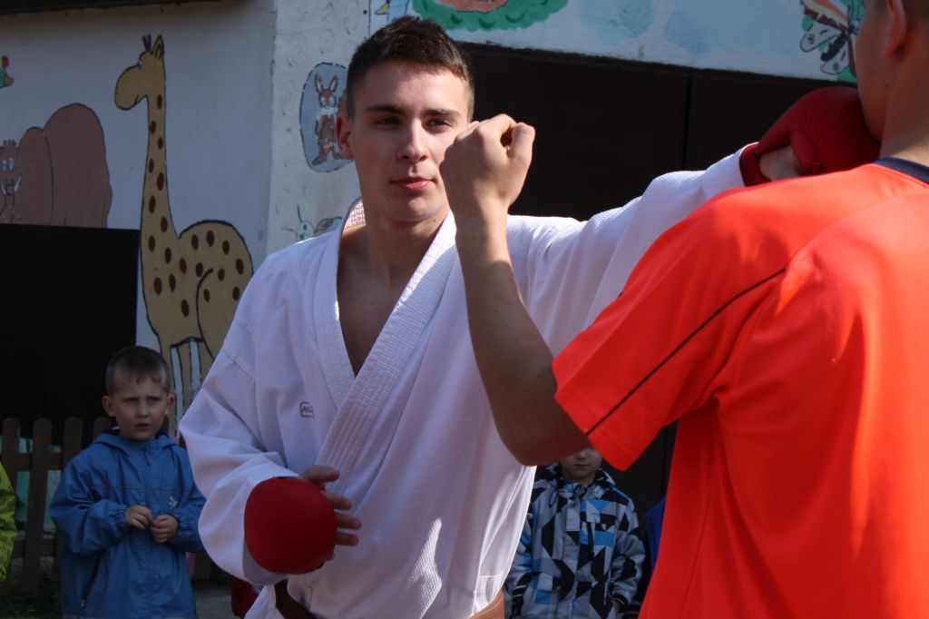 Dwaj zawodnicy na zakończenie sportowego tygodnia