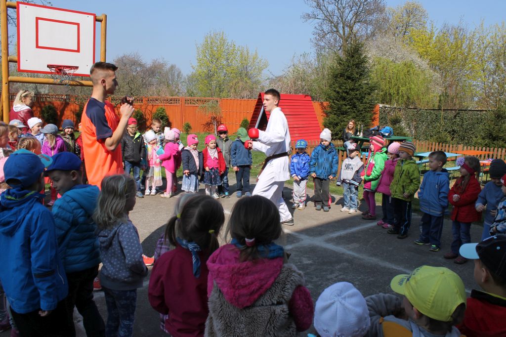Dwaj zawodnicy na zakończenie sportowego tygodnia