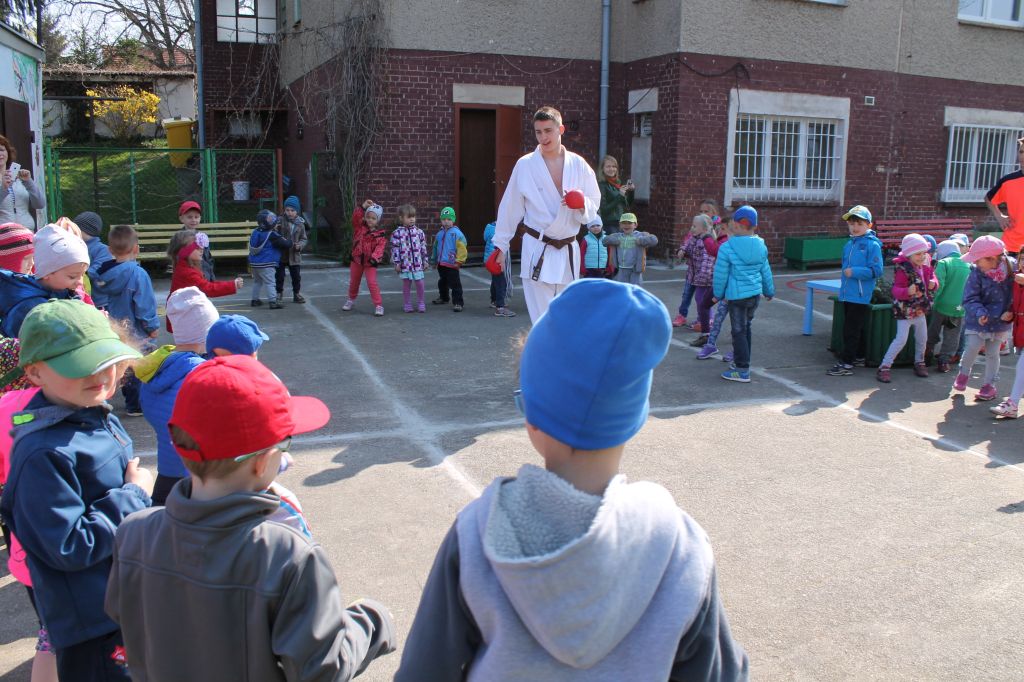 Dwaj zawodnicy na zakończenie sportowego tygodnia