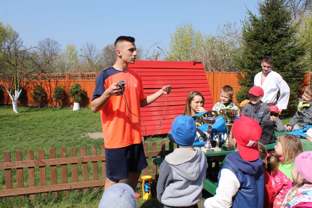 Dwaj zawodnicy na zakończenie sportowego tygodnia
