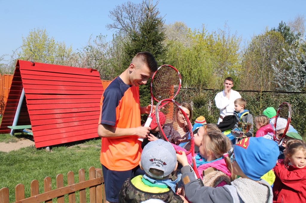 Dwaj zawodnicy na zakończenie sportowego tygodnia