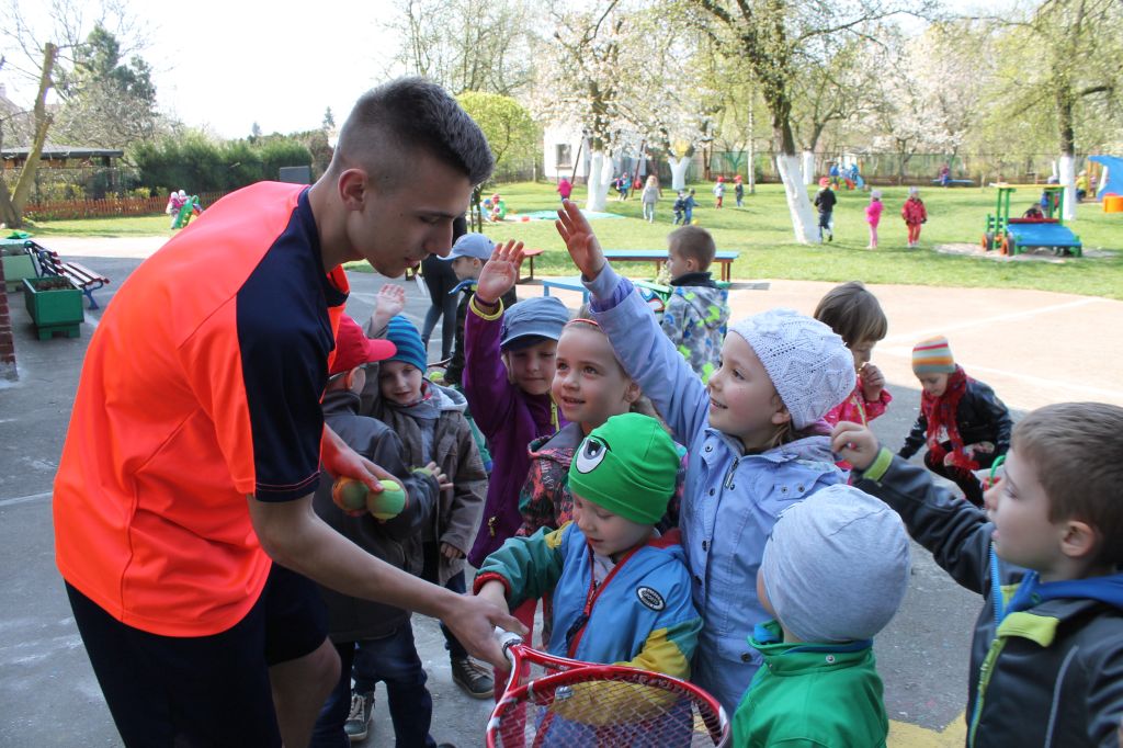 Dwaj zawodnicy na zakończenie sportowego tygodnia