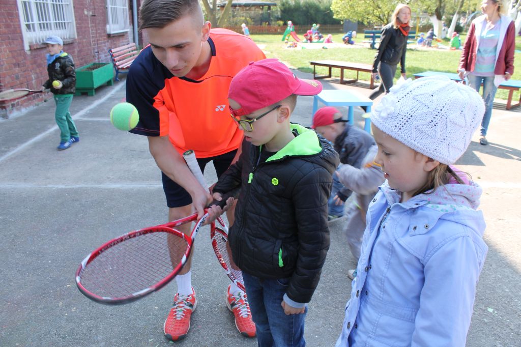 Dwaj zawodnicy na zakończenie sportowego tygodnia
