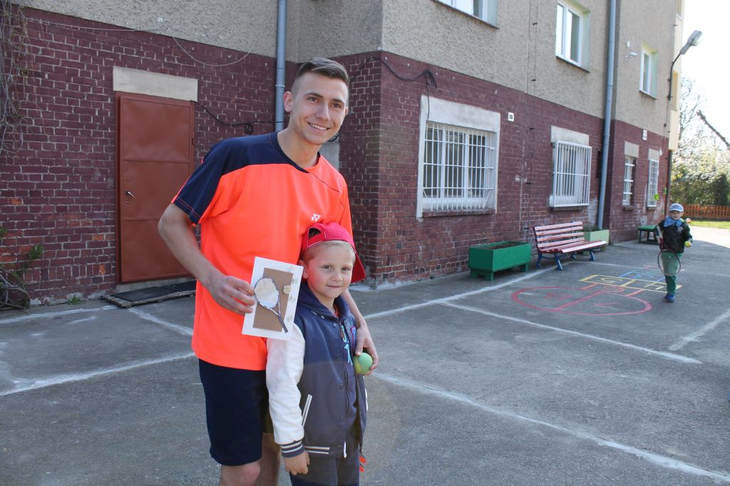 Dwaj zawodnicy na zakończenie sportowego tygodnia