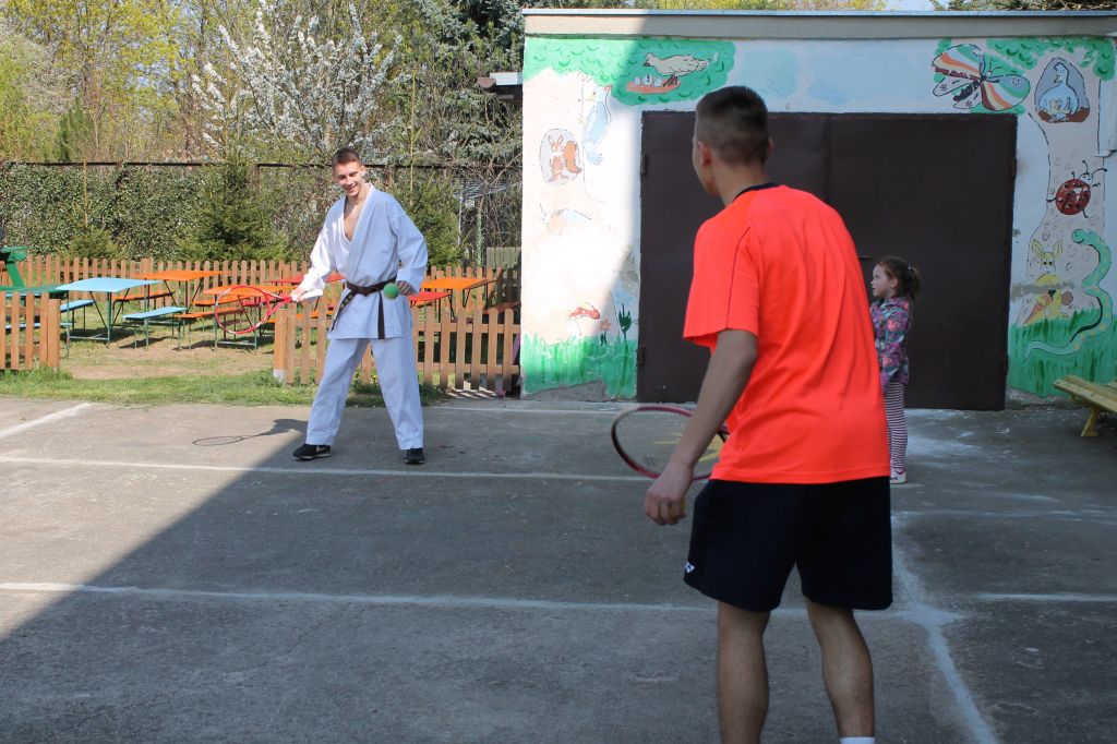 Dwaj zawodnicy na zakończenie sportowego tygodnia