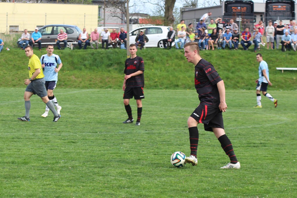 Klasa A: Błękitni - Grom 0:5 (0:1)