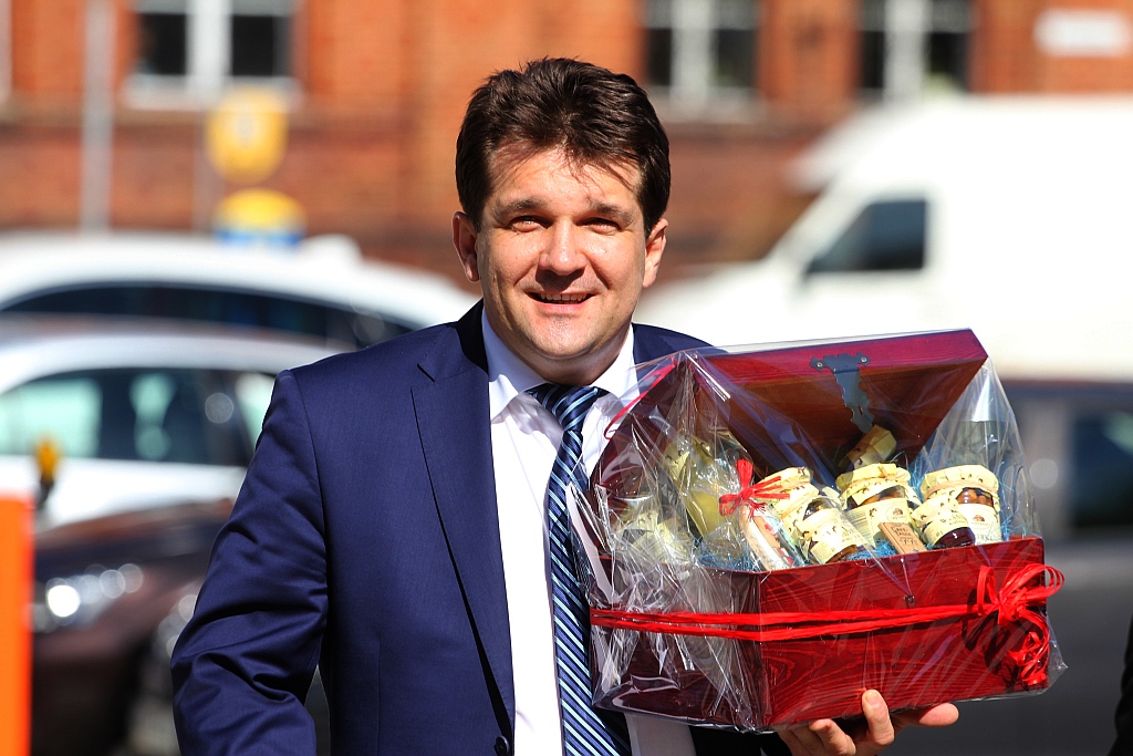 Prezydent wyjechał z Legnicy z miodem i książkami
