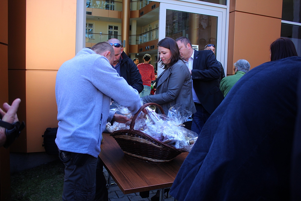 Prezydent wyjechał z Legnicy z miodem i książkami
