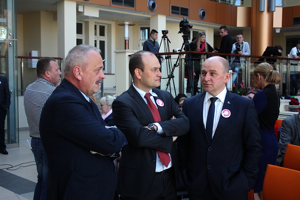 Prezydent wyjechał z Legnicy z miodem i książkami
