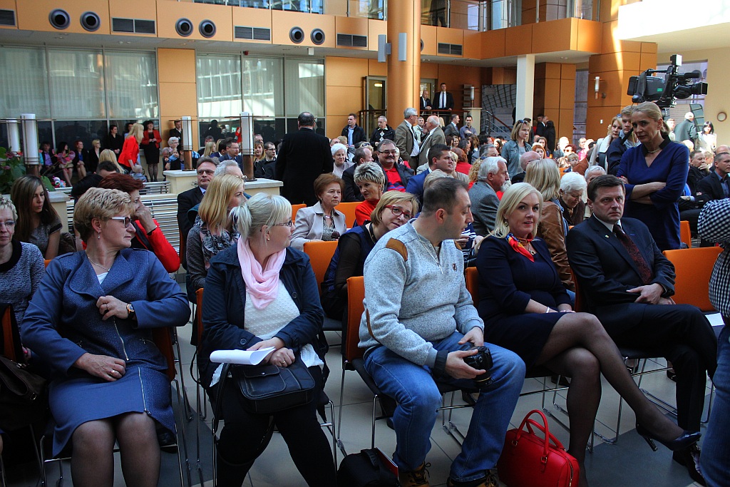 Prezydent wyjechał z Legnicy z miodem i książkami
