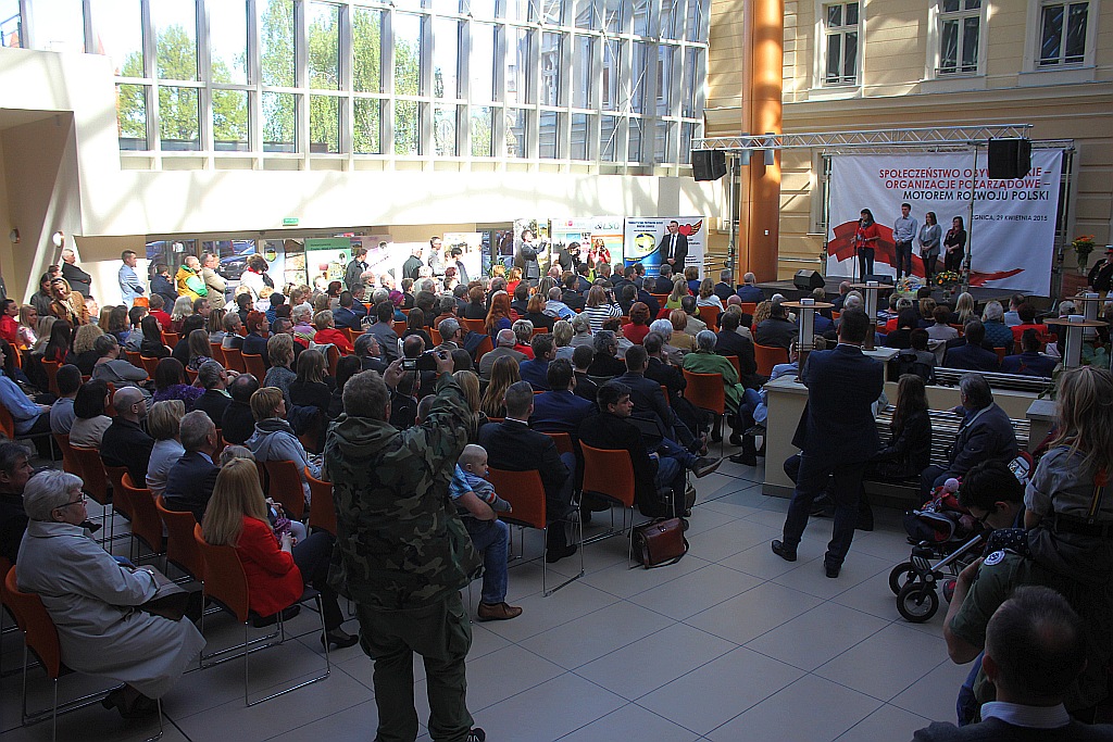 Prezydent wyjechał z Legnicy z miodem i książkami
