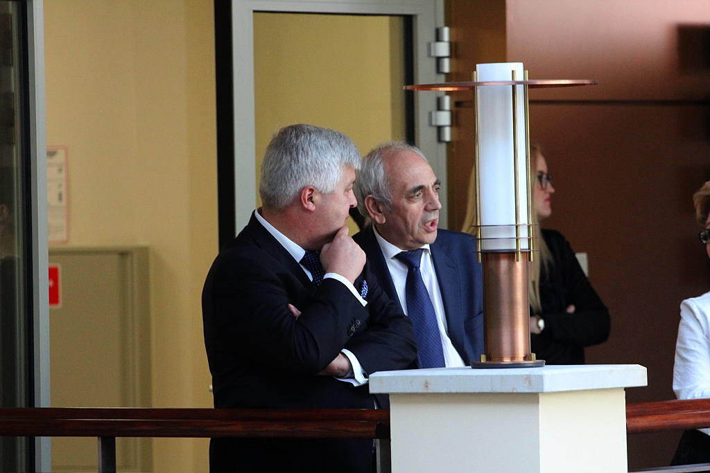 Prezydent wyjechał z Legnicy z miodem i książkami
