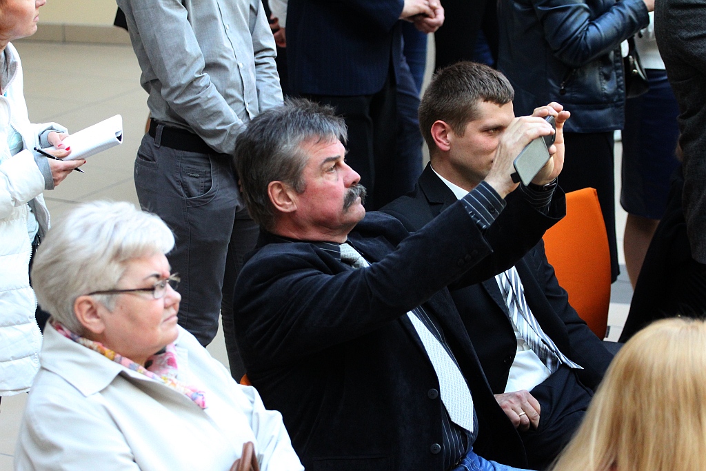 Prezydent wyjechał z Legnicy z miodem i książkami
