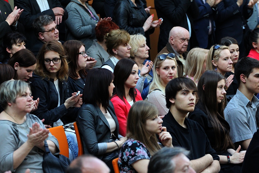 Prezydent wyjechał z Legnicy z miodem i książkami
