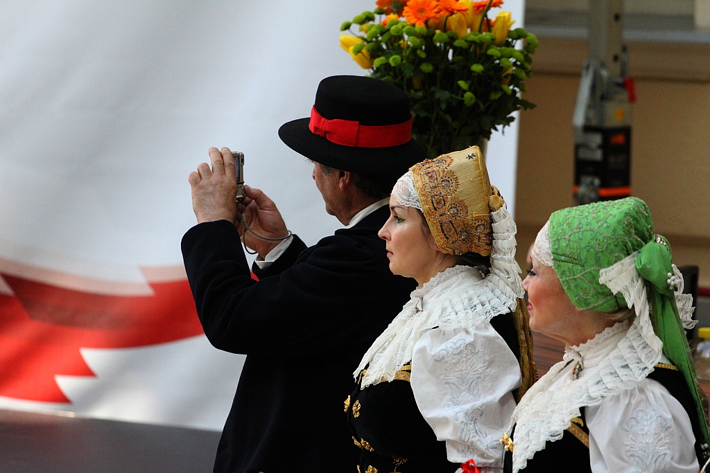 Prezydent wyjechał z Legnicy z miodem i książkami
