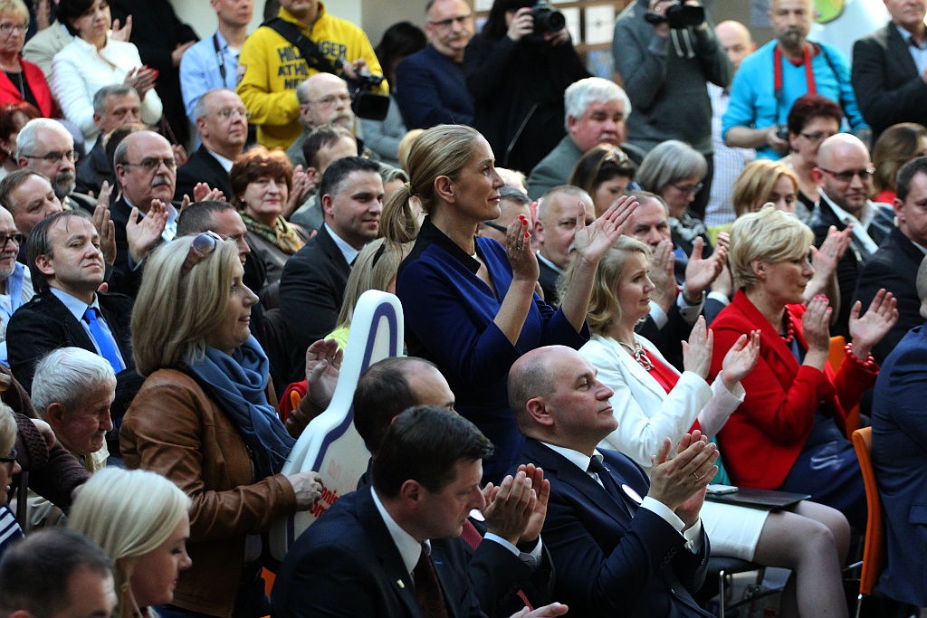 Prezydent wyjechał z Legnicy z miodem i książkami
