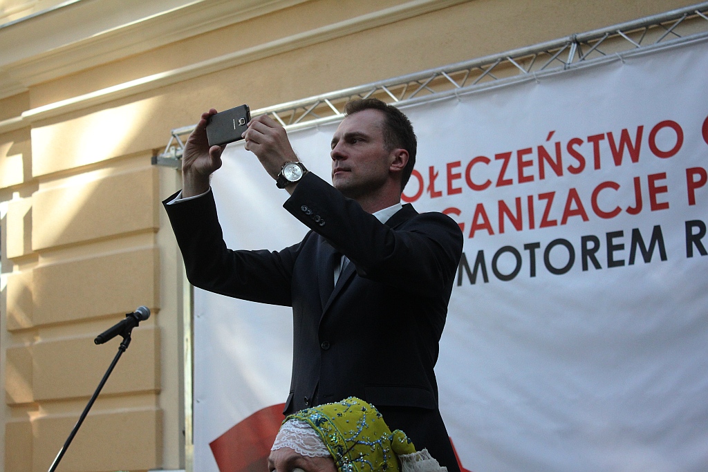 Prezydent wyjechał z Legnicy z miodem i książkami
