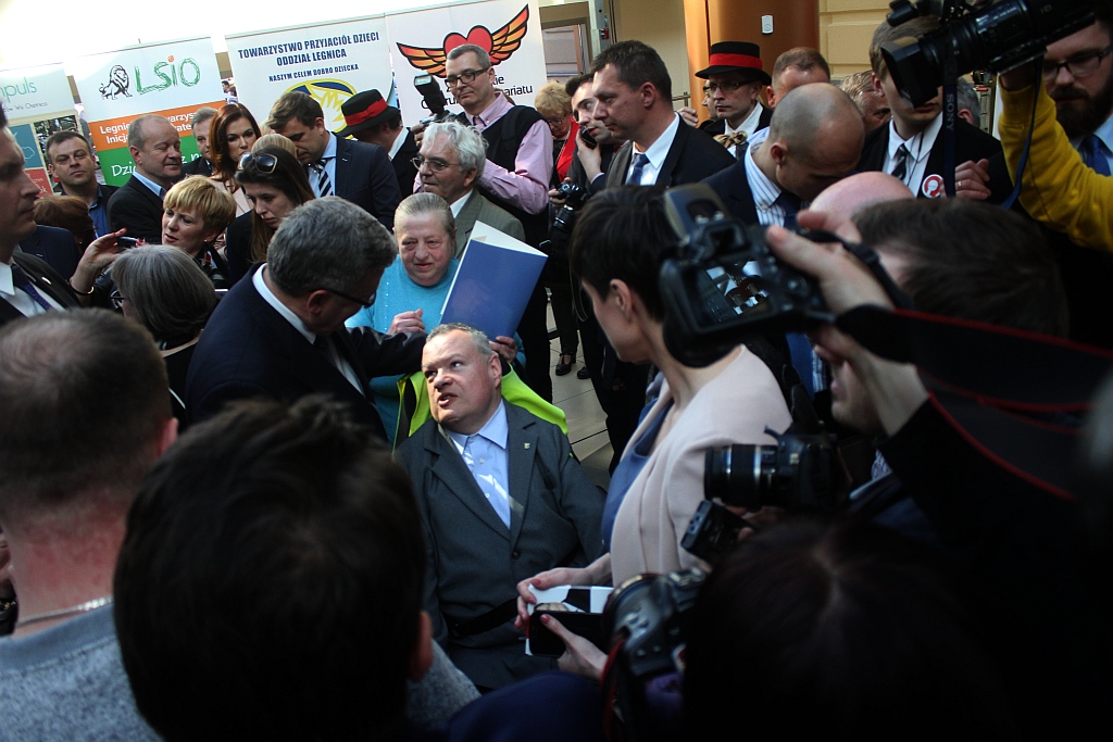 Prezydent wyjechał z Legnicy z miodem i książkami
